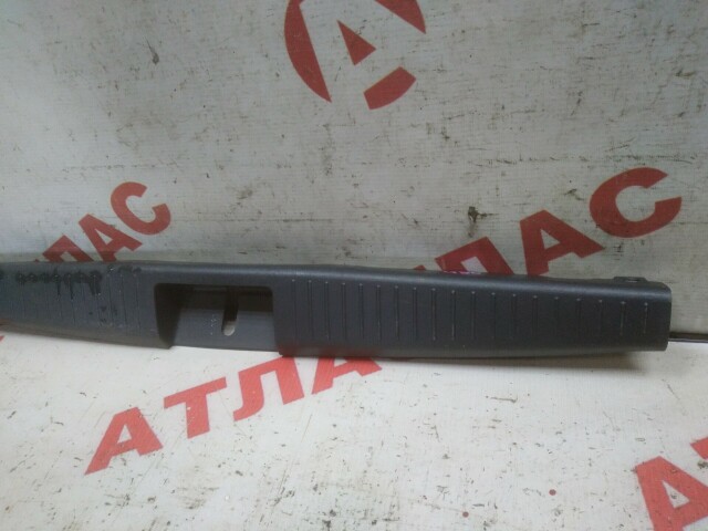 Накладка замка багажника TOYOTA Vitz 