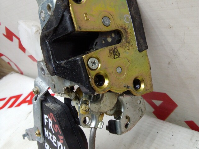 Замок двери TOYOTA Corolla Runx 