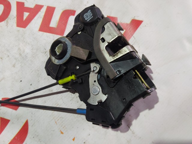 Замок двери TOYOTA Avensis 