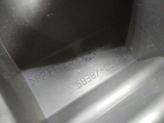 Накладка замка багажника TOYOTA Avensis 