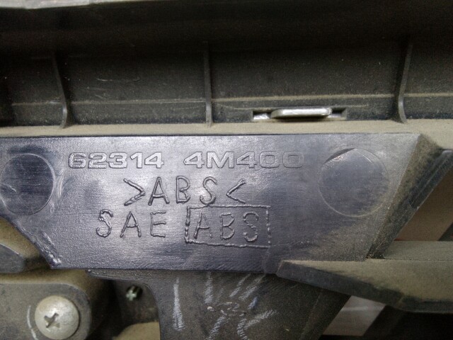 Решетка радиатора NISSAN Sunny 