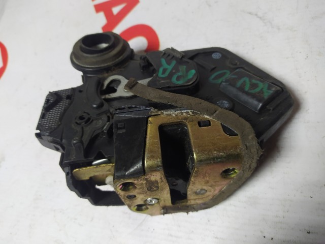 Замок двери TOYOTA Camry 