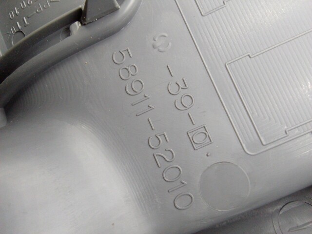 Консоль между сиденьями TOYOTA Vitz 