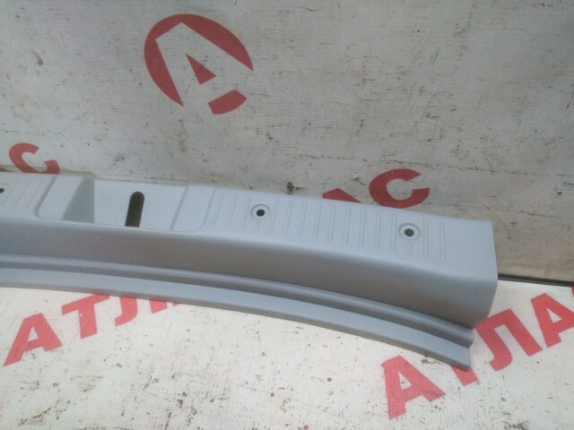 Накладка замка багажника TOYOTA Ist 