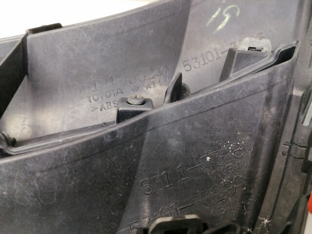 Решетка радиатора TOYOTA Camry 