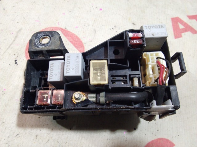 Блок предохранителей TOYOTA Avensis 1AZ-FSE