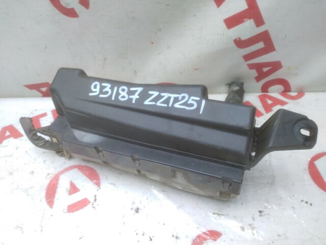 Блок предохранителей TOYOTA Avensis 1ZZ-FE