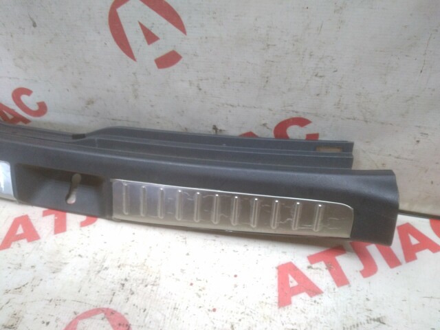 Накладка замка багажника TOYOTA Avensis 