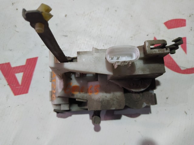 Замок двери TOYOTA Avensis 