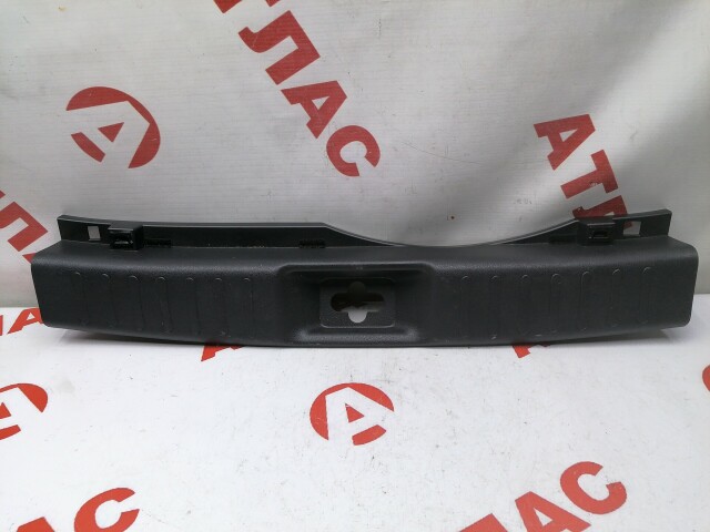 Накладка замка багажника NISSAN Juke 