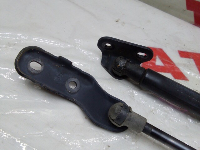 Амортизатор багажника TOYOTA Vitz 