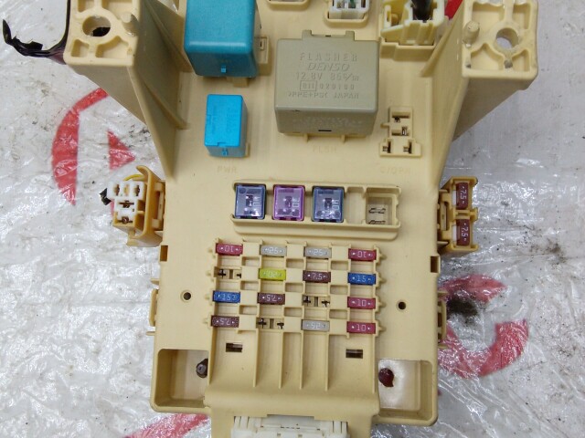 Блок предохранителей TOYOTA Vitz 