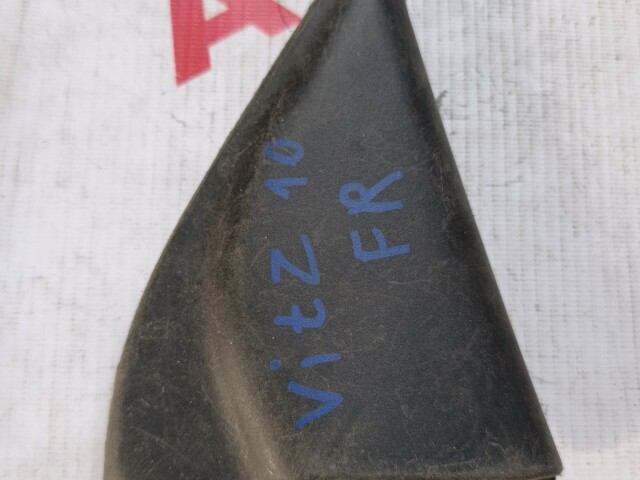 Уголок двери TOYOTA Vitz 