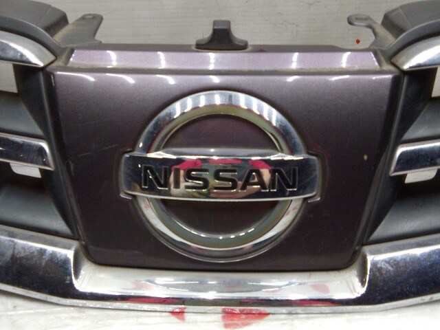 Решетка радиатора NISSAN Tiida 