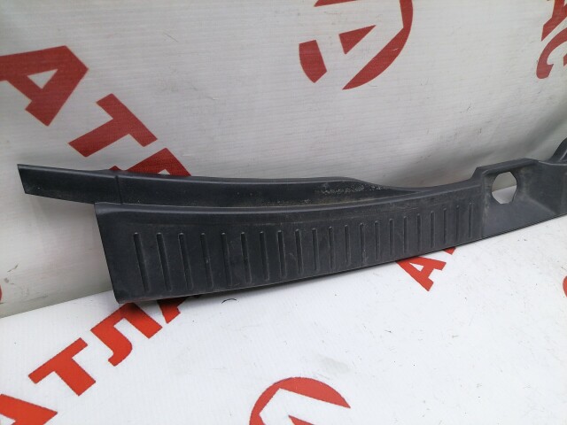 Накладка замка багажника NISSAN Wingroad 