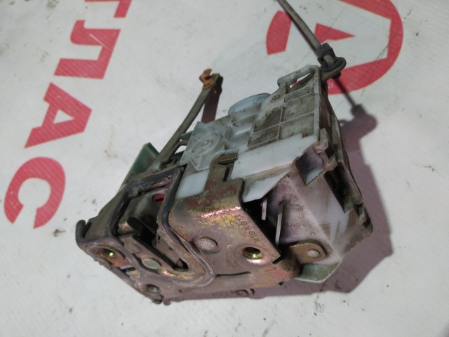 Замок двери TOYOTA Avensis 