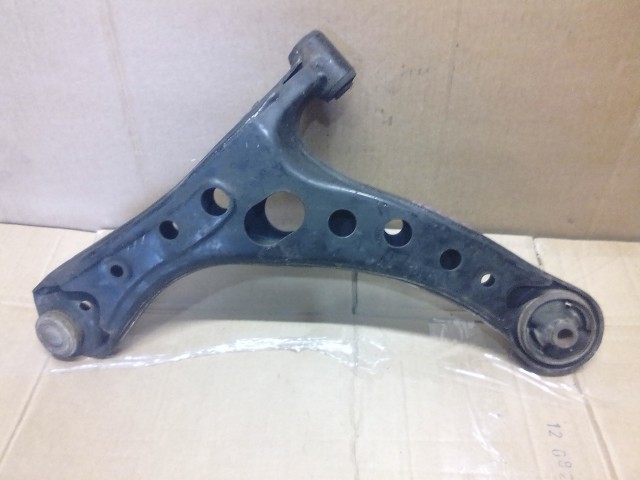 Рычаг TOYOTA Isis 