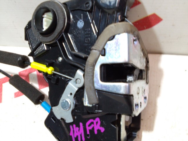 Замок двери TOYOTA Camry 