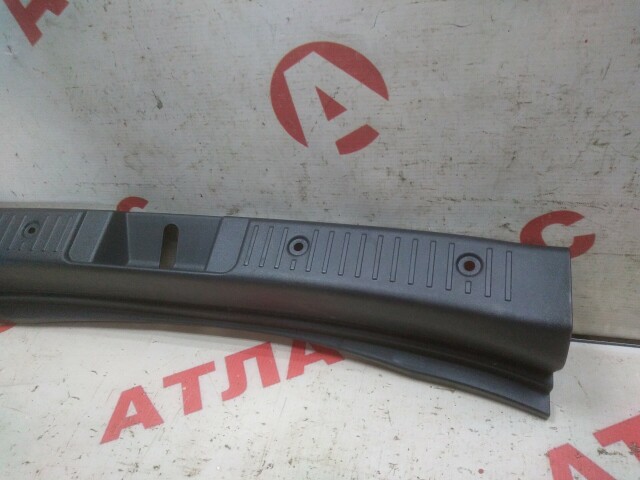 Накладка замка багажника TOYOTA Ist 