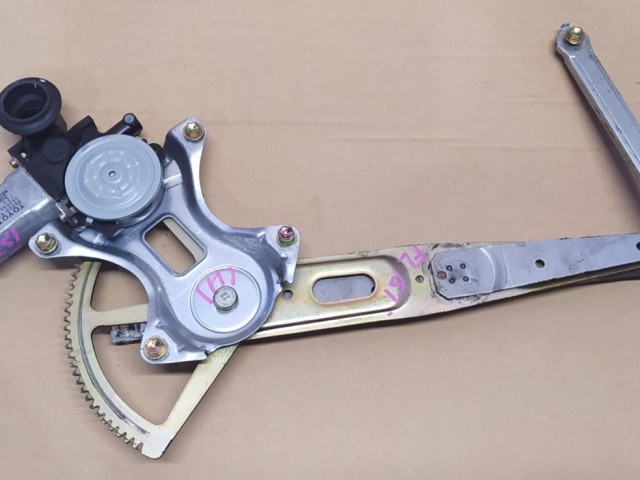 Стеклоподъемник TOYOTA Ist 