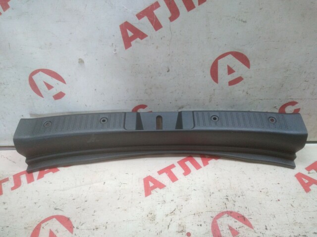 Накладка замка багажника TOYOTA Ist 