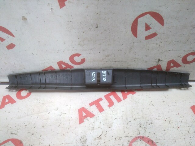 Накладка замка багажника TOYOTA Vitz 