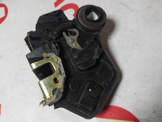 Замок двери TOYOTA Ist 