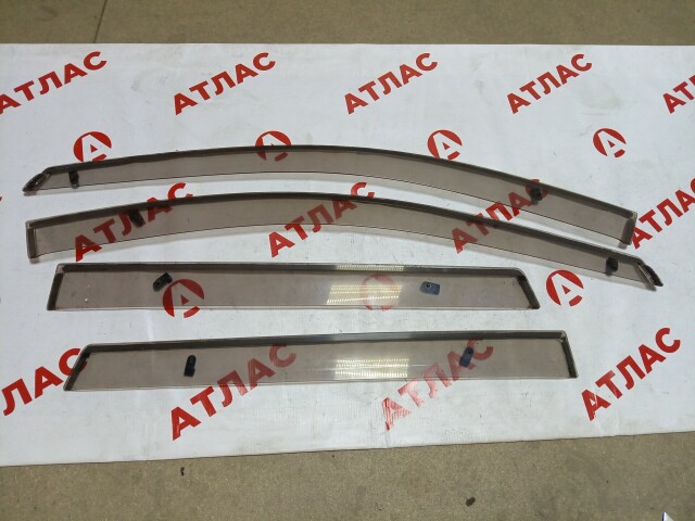 Ветровик TOYOTA Ist 