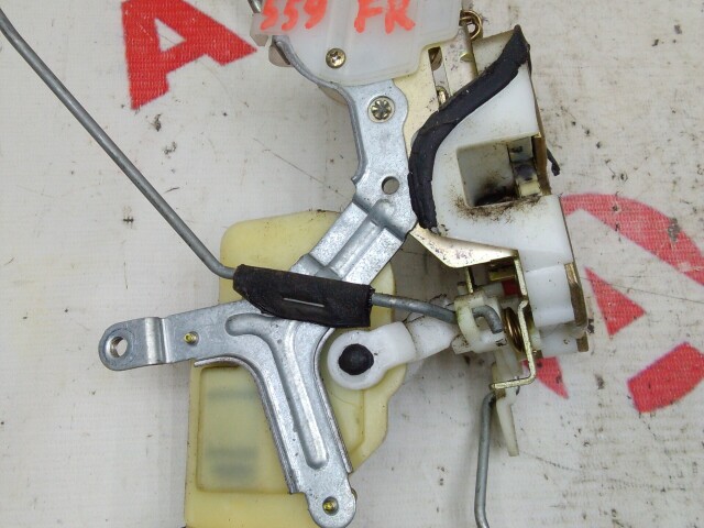 Замок двери TOYOTA Vitz 