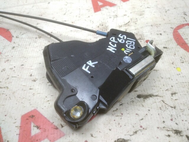 Замок двери TOYOTA Ist 