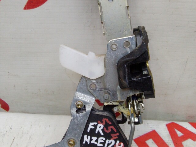 Замок двери TOYOTA Corolla Runx 