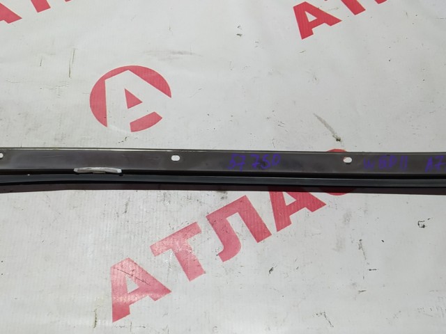 Молдинг лобового стекла NISSAN Primera 