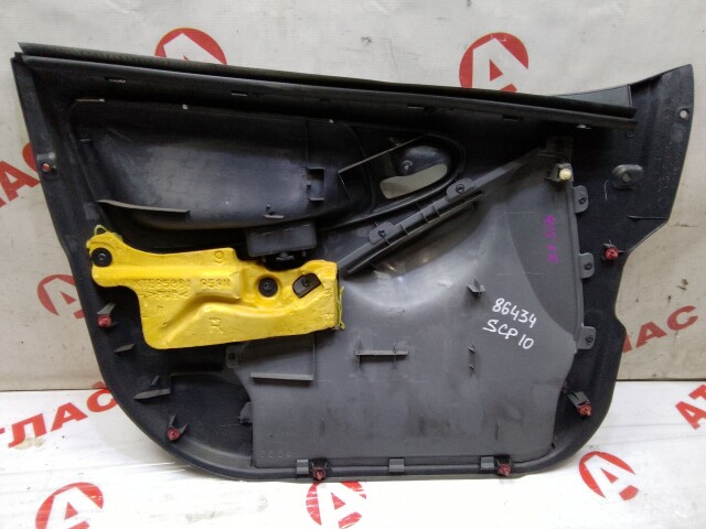 Обшивка двери TOYOTA Vitz 