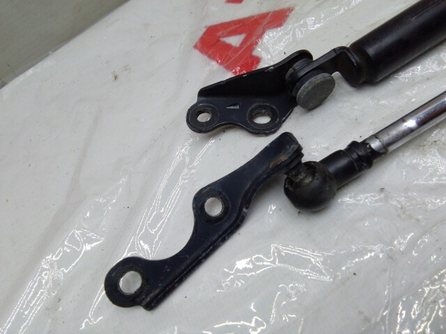 Амортизатор багажника TOYOTA Vitz 