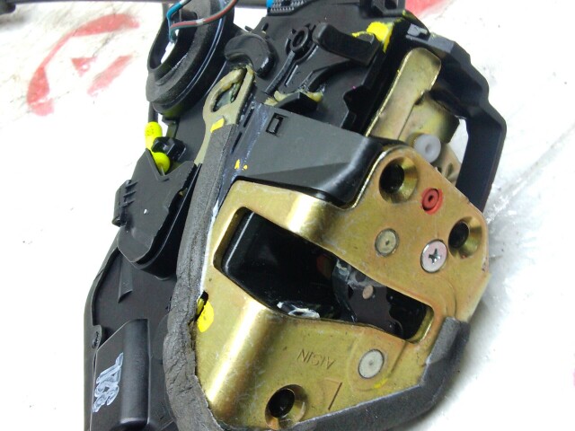 Замок двери TOYOTA Avensis 