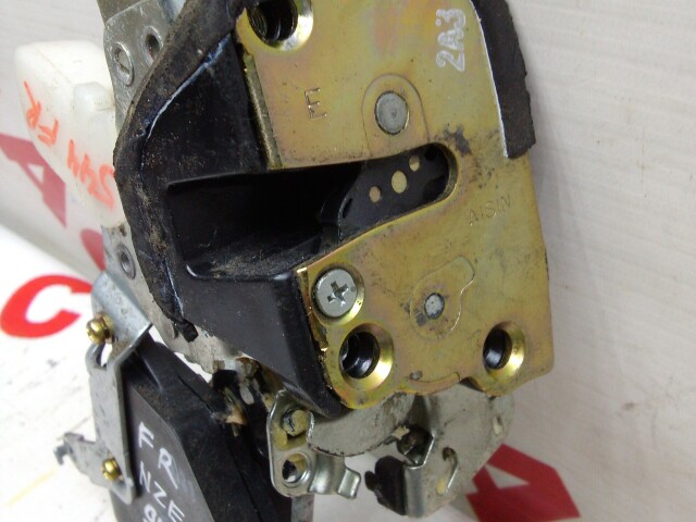 Замок двери TOYOTA Corolla Fielder 