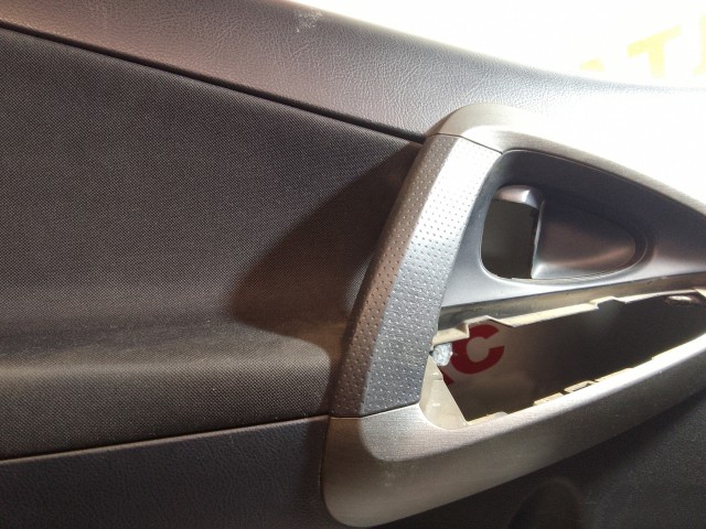 Обшивка двери TOYOTA RAV4 