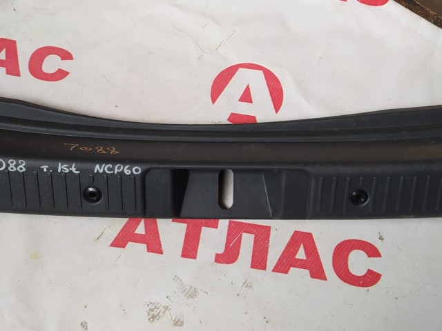 Накладка замка багажника TOYOTA Ist 