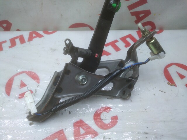 Педаль сцепления TOYOTA Vitz 