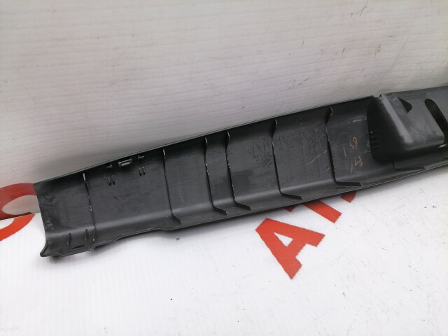 Накладка замка багажника TOYOTA Vitz 