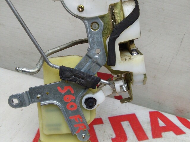 Замок двери TOYOTA Vitz 