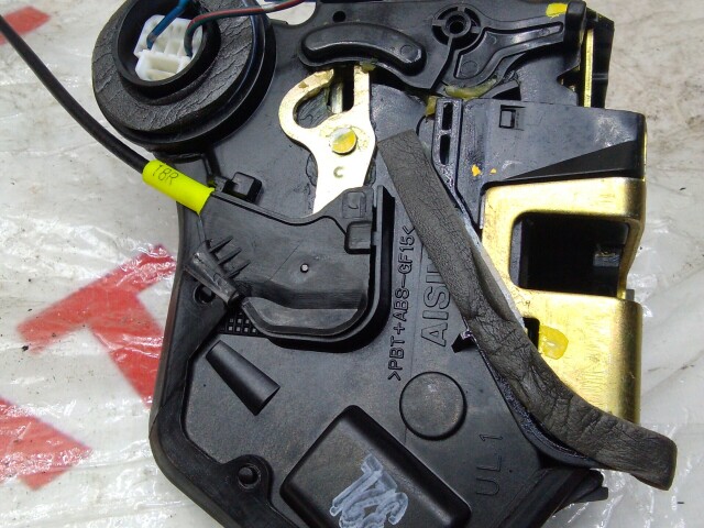 Замок двери TOYOTA Avensis 