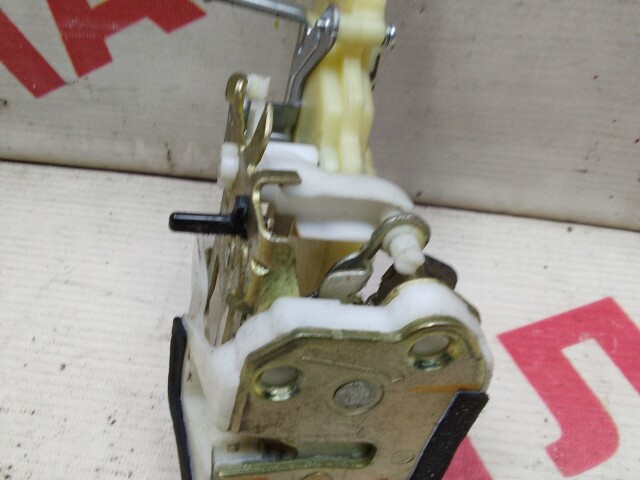 Замок двери TOYOTA Vitz 