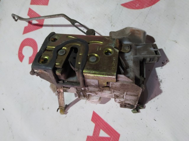 Замок двери TOYOTA Avensis 