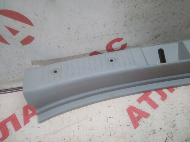 Накладка замка багажника TOYOTA Ist 