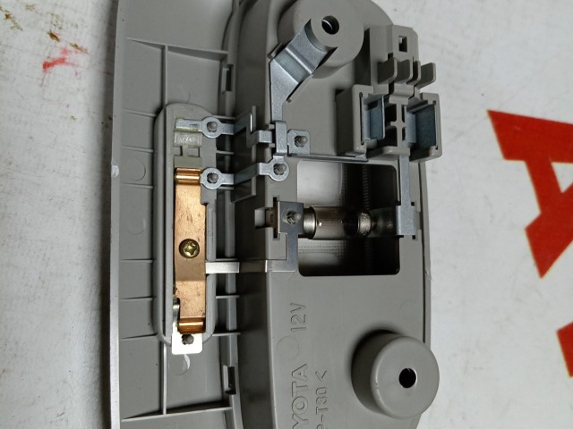 Плафон TOYOTA Ist 