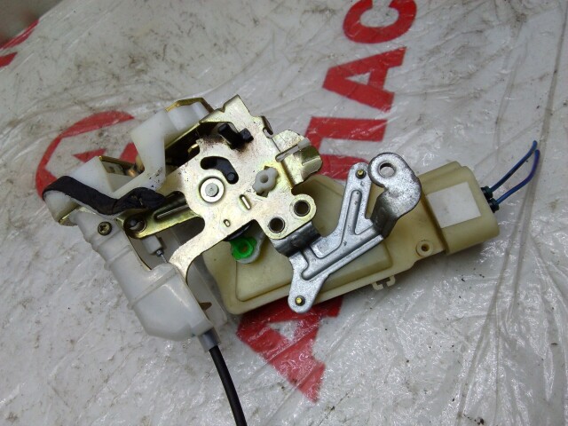 Замок двери TOYOTA Platz 