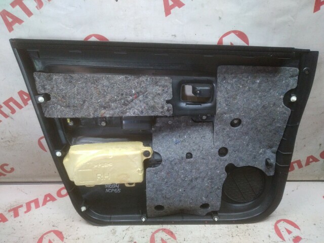 Обшивка двери TOYOTA Ist 