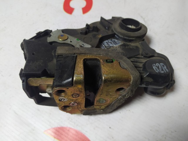 Замок двери TOYOTA Avensis 