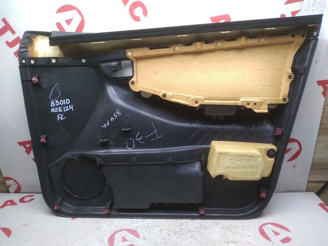 Обшивка двери TOYOTA Corolla Fielder 